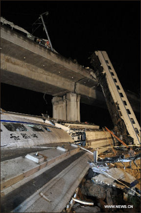 20111105-Xinhua Wenzhou train crash 05358_371n.jpg